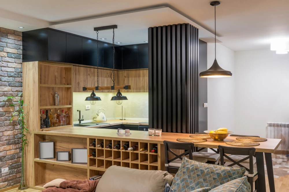 Cuisine ouverte moderne avec îlot central intégrant un évier et espace repas