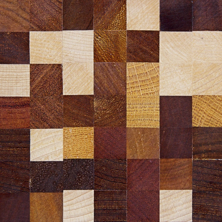 Atelier de menuiserie présentant une collection d'échantillons de bois disposés en mosaïque