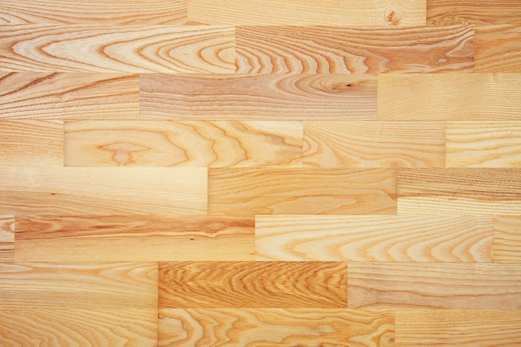 Parquet en bois naturel avec lames rectangulaires disposées en motif irrégulier