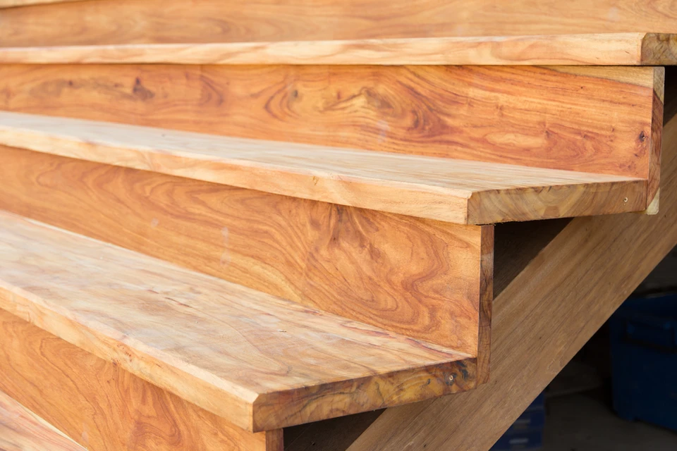 Atelier de menuiserie en intérieur avec planches de bois empilées