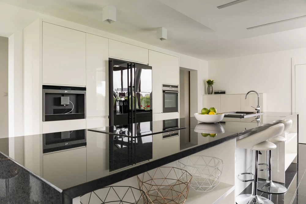 Cuisine moderne haut de gamme avec îlot central, électroménager encastré et finitions contemporaines