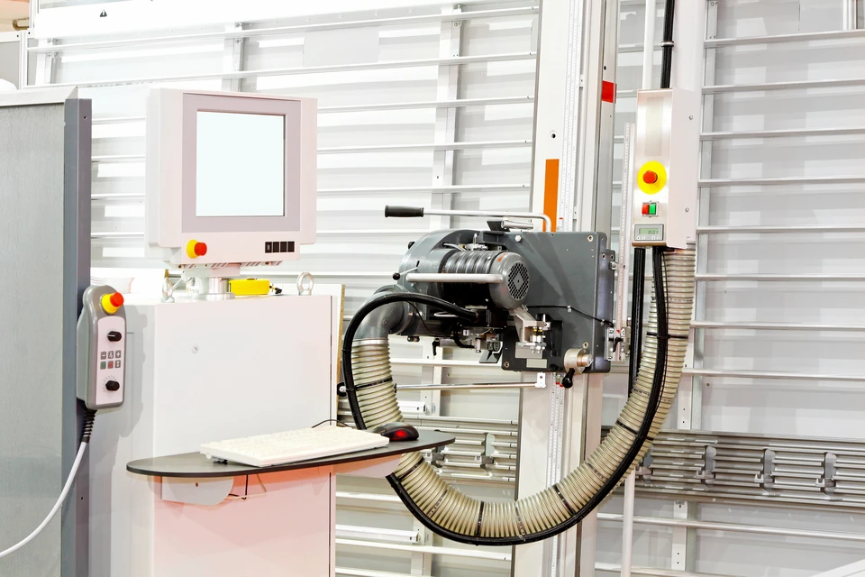Atelier industriel moderne avec machine-outil CNC à commande numérique