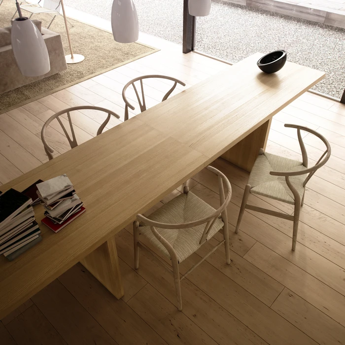 Intérieur moderne avec table de réunion en bois clair et quatre chaises scandinaves à dossier ajouré