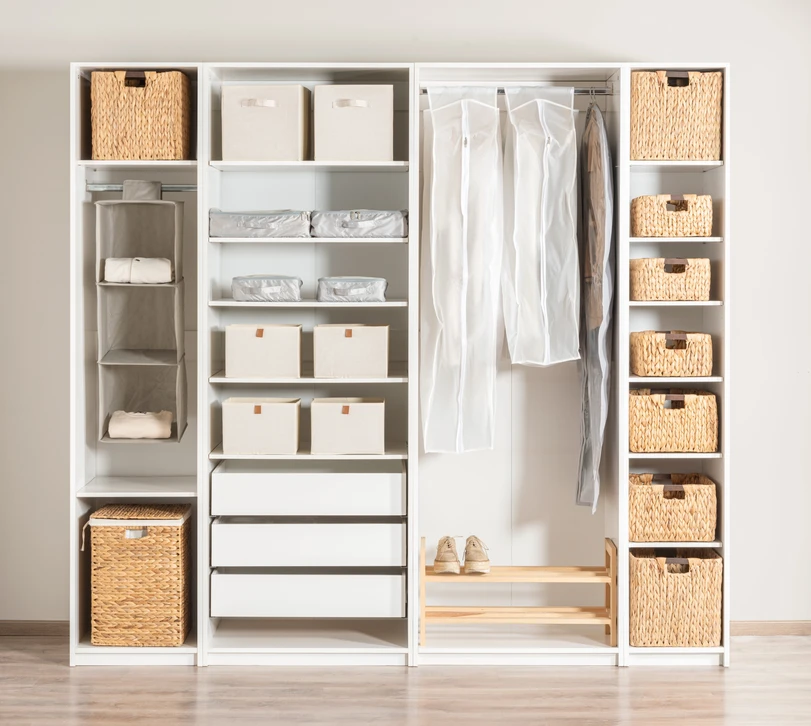 Dressing organisé avec système de rangement modulaire blanc
