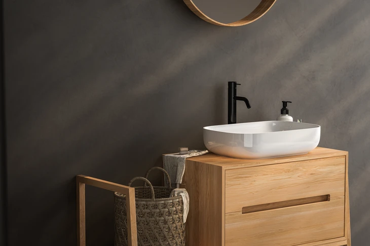 Salle de bains moderne avec vasque à poser blanche ronde sur meuble lavabo en bois clair à deux tiroirs