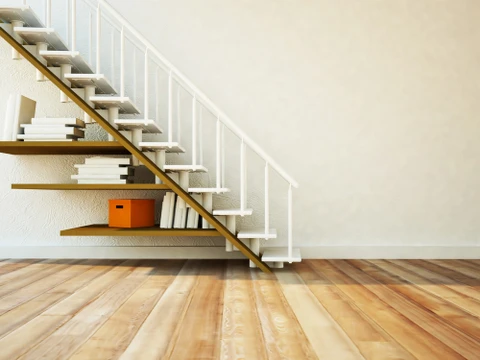 Intérieur résidentiel moderne avec escalier suspendu à structure métallique et marches en bois clair