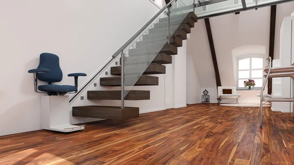 Intérieur résidentiel moderne avec escalier flottant en bois foncé et garde-corps en verre
