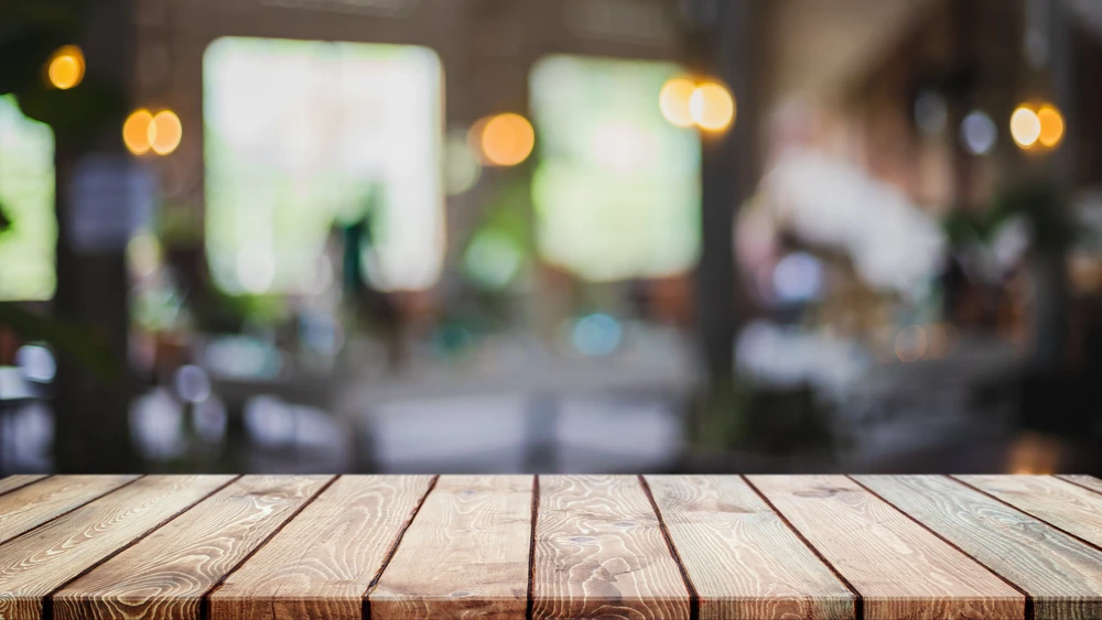 Intérieur de restaurant ou café avec tables et chaises, éclairage chaleureux, ambiance floue en arrière-plan