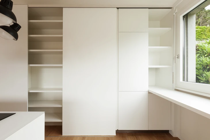 Intérieur moderne avec rangements sur mesure en bois clair