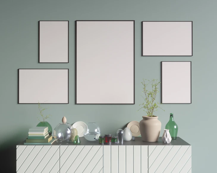 Intérieur moderne avec mur vert sage, étagère blanche supportant objets décoratifs variés
