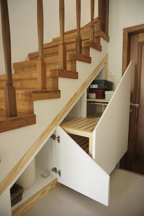 Escalier intérieur en bois avec rangements intégrés sous les marches