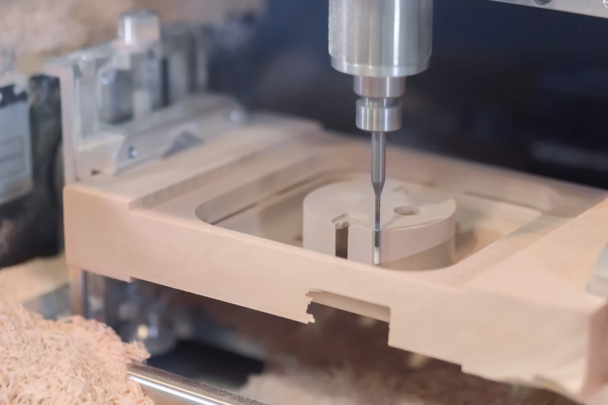 Atelier de fabrication industrielle avec machine à commande numérique CNC en fonctionnement