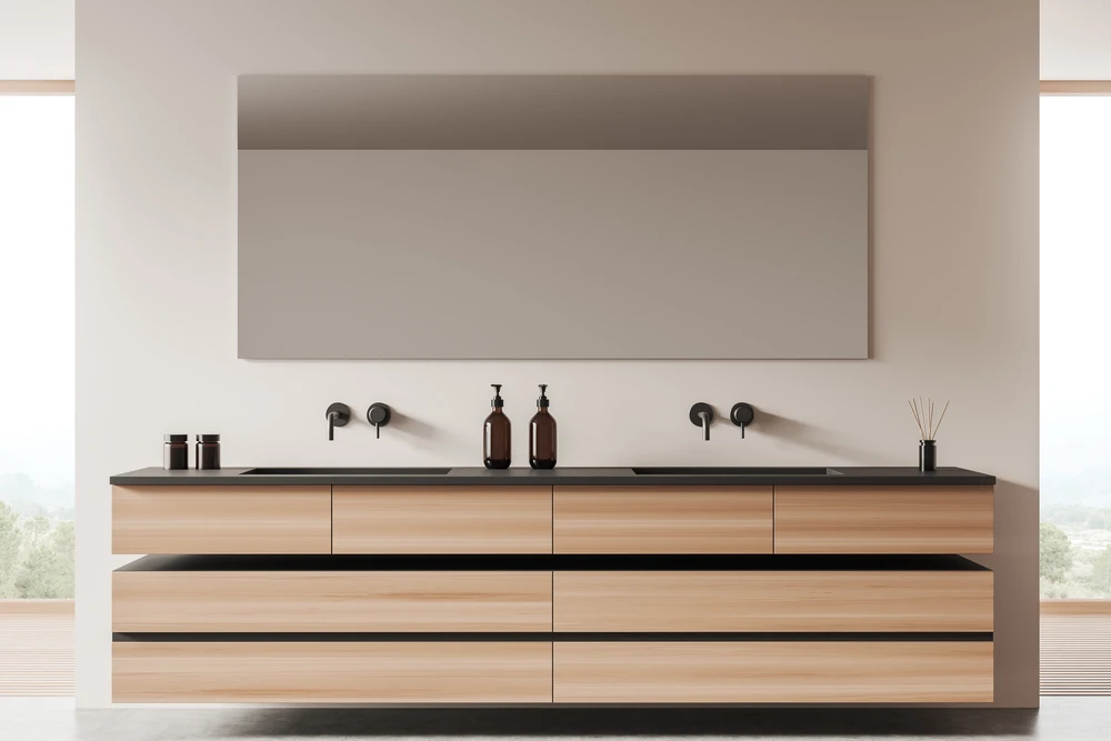 Salle de bains moderne avec double vasque intégrée, miroir mural rectangulaire et robinetterie murale noire