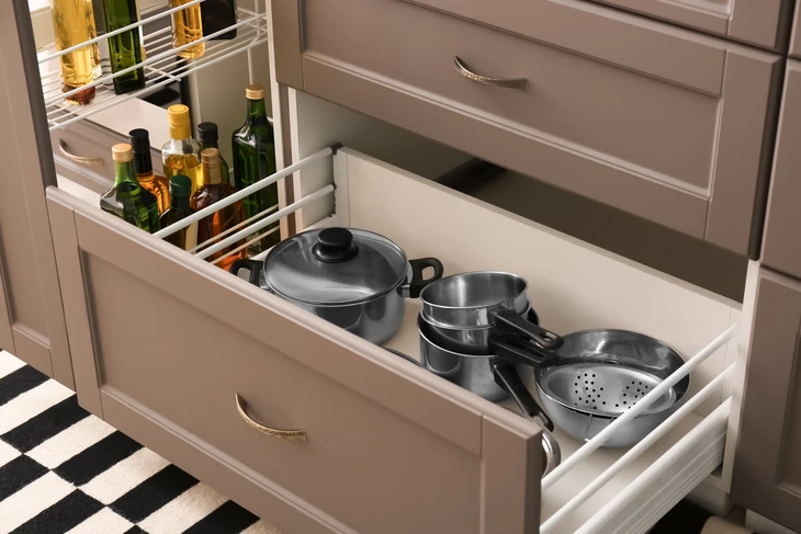 Cuisine moderne avec tiroirs coulissants ouverts révélant un système d'organisation optimisé