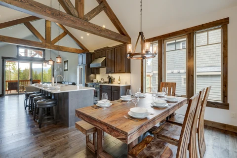 Intérieur de maison contemporaine avec cuisine ouverte et salle à manger