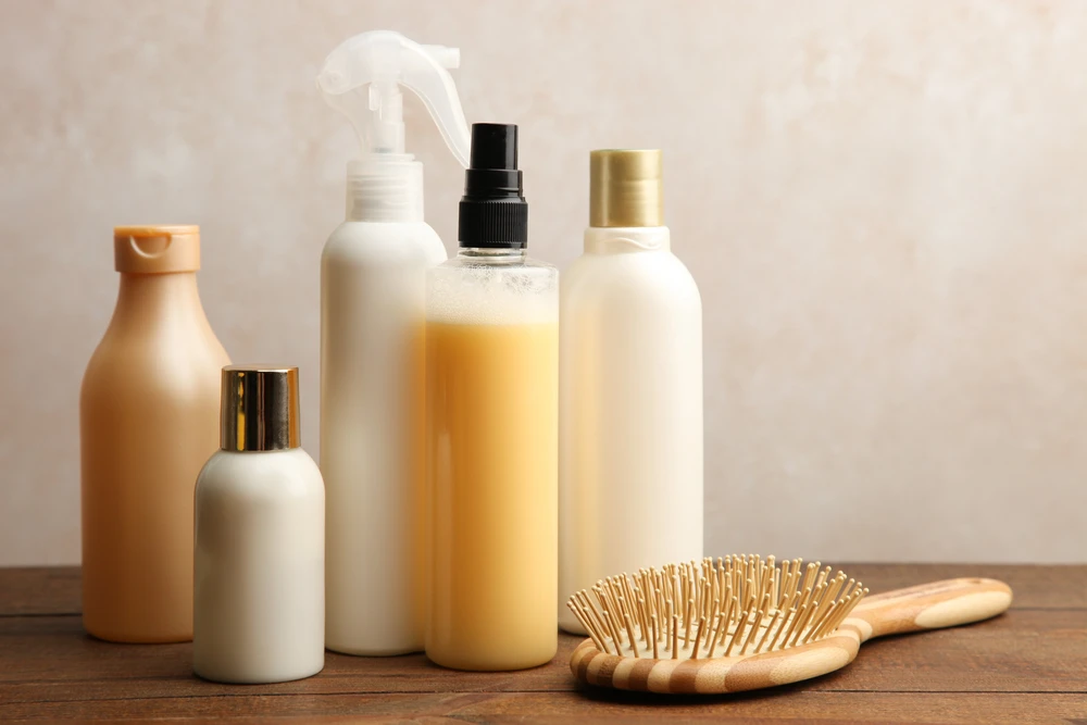 Produits d'accueil sur table en bois sur fond neutre
