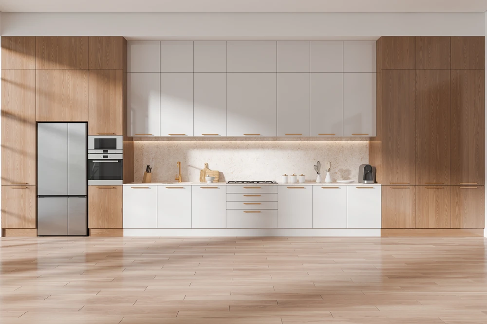 Cuisine moderne intégrée avec îlot central dans un intérieur contemporain épuré