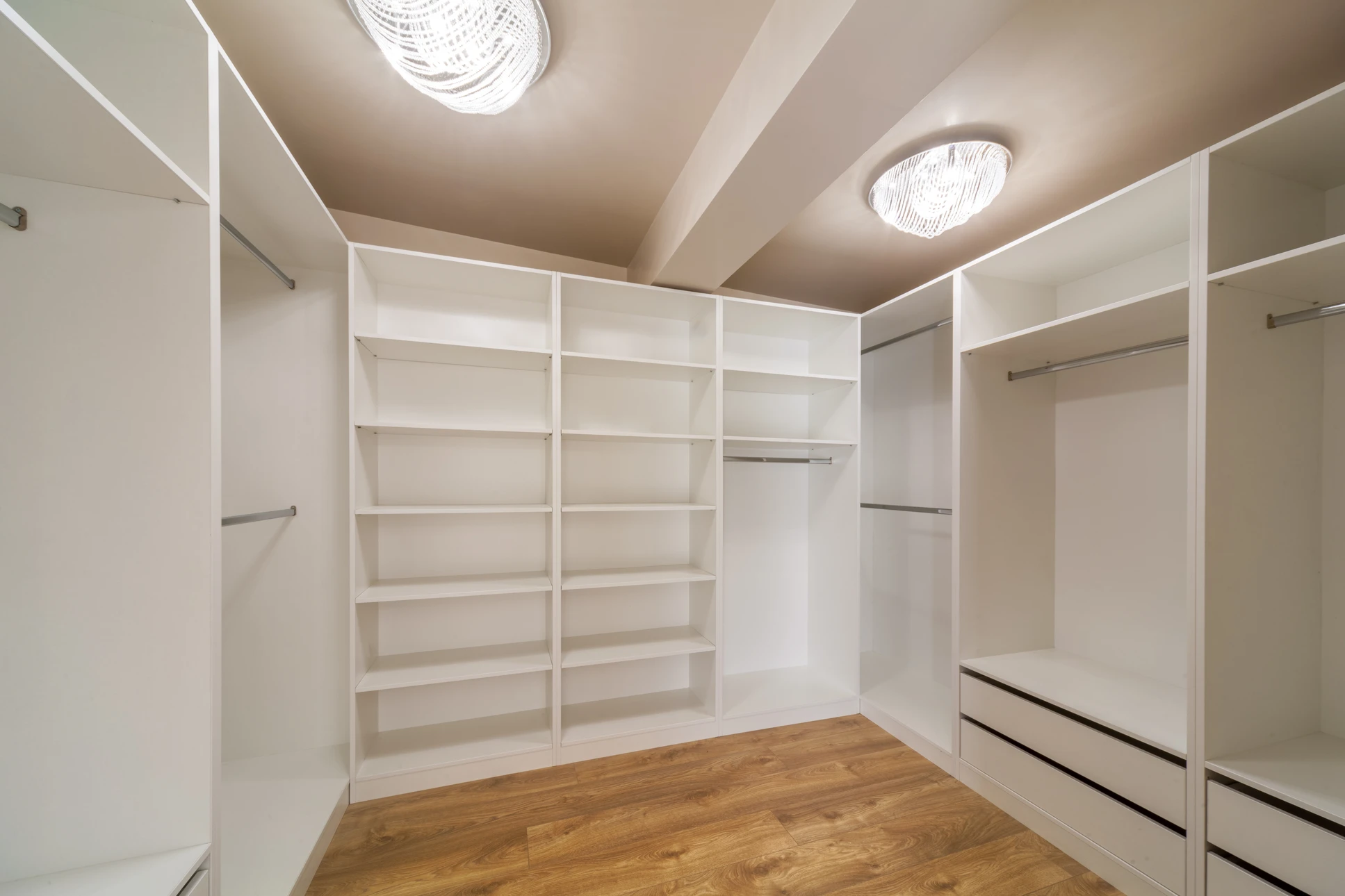 Dressing spacieux entièrement blanc avec système d'organisation modulaire