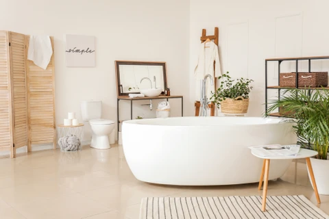 Salle de bain moderne minimaliste avec baignoire îlot blanche ovale au centre