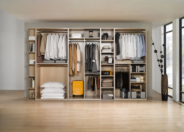 Dressing moderne ouvert avec système d'organisation modulaire intégré