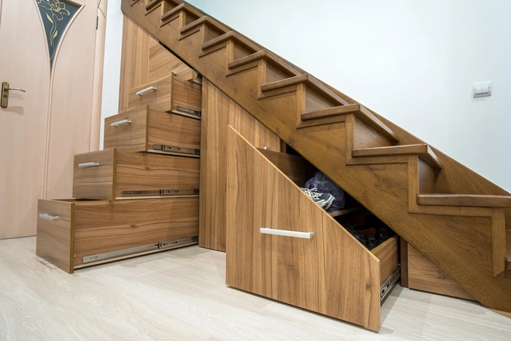 Escalier en bois avec système de rangement intégré sous les marches