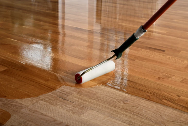 Intérieur résidentiel avec application de finition sur parquet en bois massif